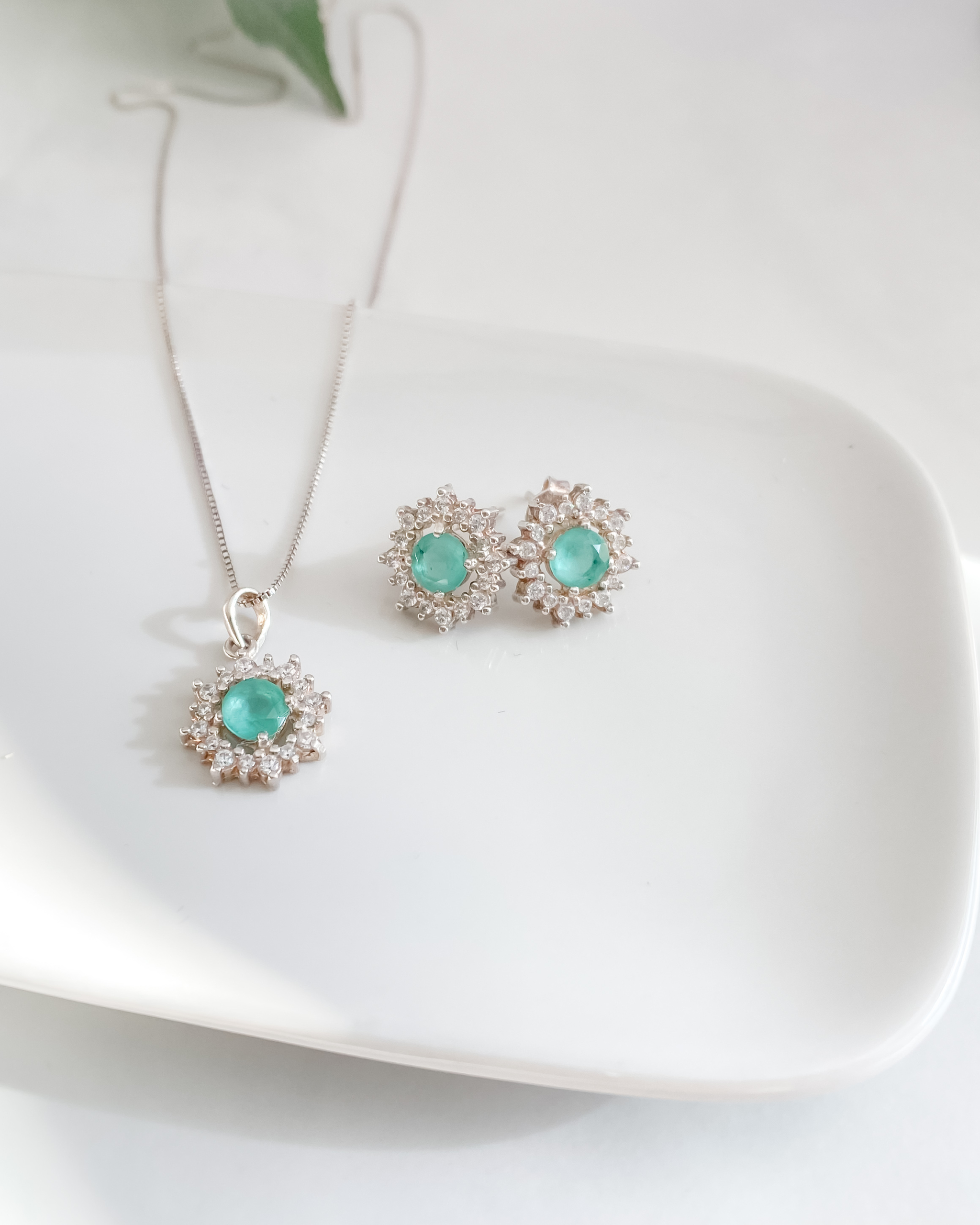 Green flower earrings and necklace silver set